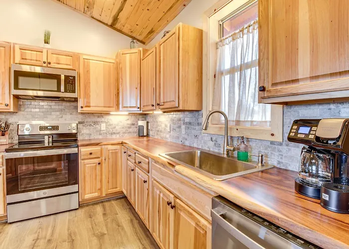 Hike + Snow Play! W/ Fireplace Holiday home